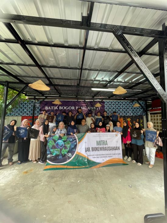 Menjaga Warisan Budaya Lewat Wirausaha: Prodi Biokewirausahaan IBI Kesatuan Kunjungi Sentra Batik Pancawati, Bogor