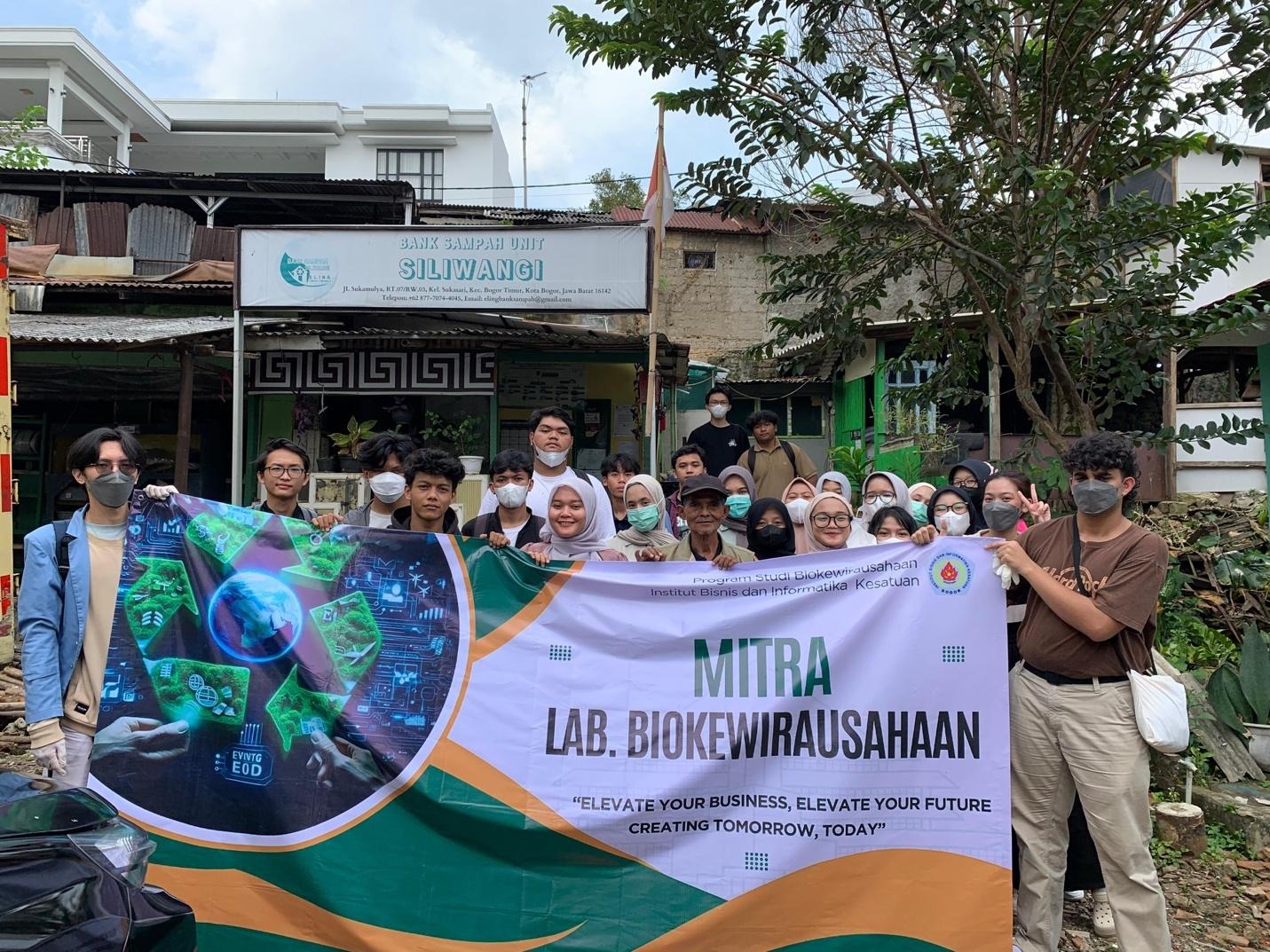 Mahasiswa Prodi Biokewirausahaan IBI Kesatuan Pelajari Ekonomi Sirkular Lewat Kunjungan ke Unit Pengolahan Maggot – Bank Sampah Siliwangi (E-Ling) , Bogor