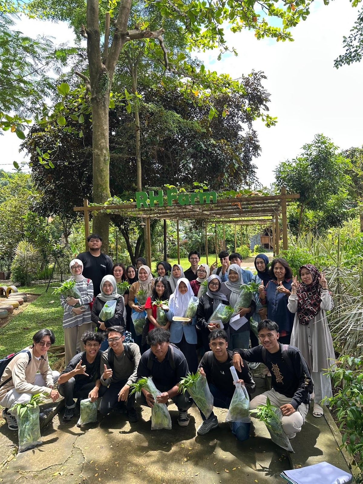 Mahasiswa Prodi Biokewirausahaan IBI Kesatuan Pelajari Inovasi Pertanian Modern Melalui Kunjungan ke RH Farm, Bogor