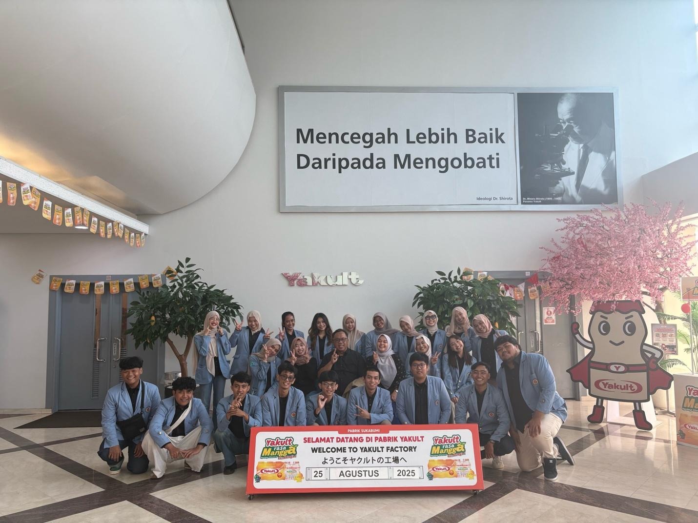 Mahasiswa Biokewirausahaan IBI Kesatuan Laksanakan Company Visit ke PT Yakult Indonesia Persada dan Pabrik Keju Baros