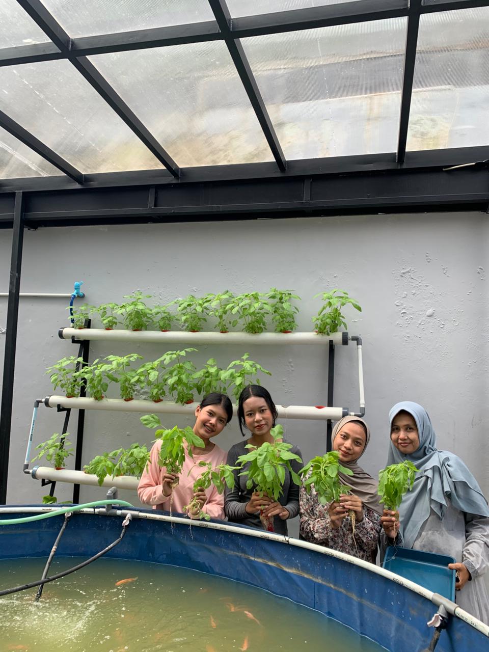 Menggali Potensi Agribisnis: Sukses Mahasiswa Biokewirausahaan IBI Kesatuan dalam Budidaya Hidroponik